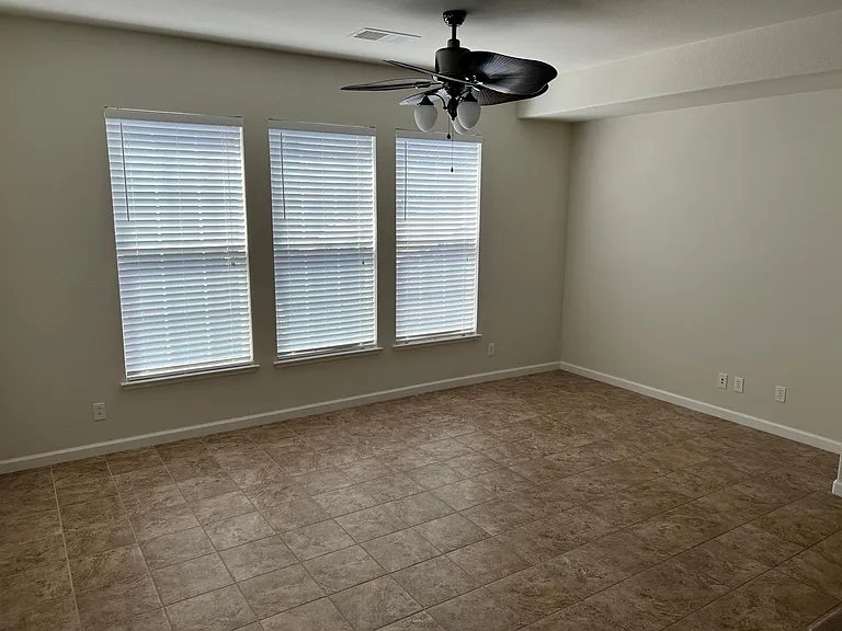 207 W La Flor Ln — Photo 3