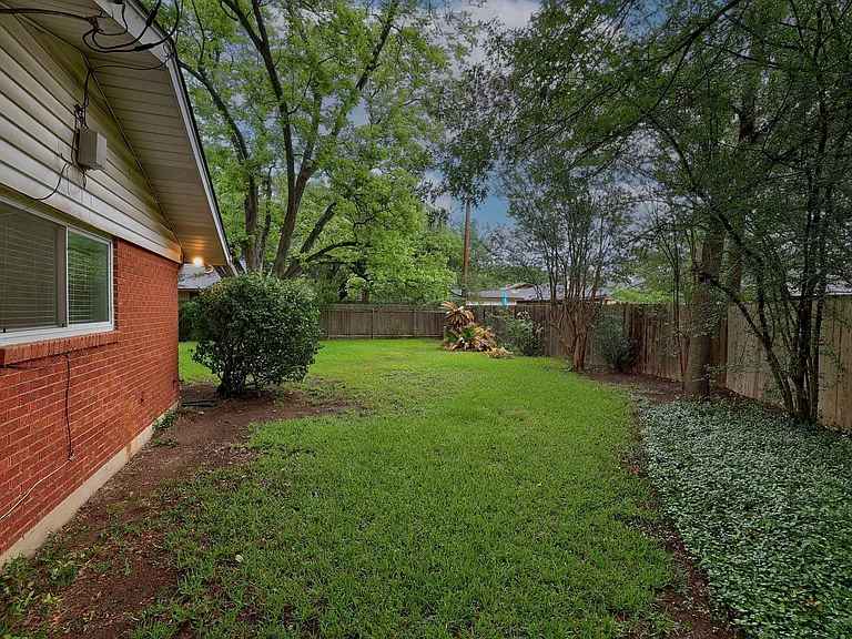8609 Melshire Dr — Photo 27