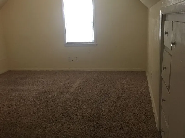 1324 Stratford Ave — Photo 9