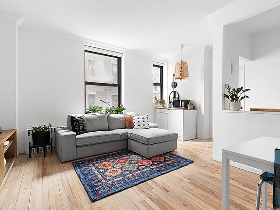 3rd image of 112 W 72nd St APT 8E