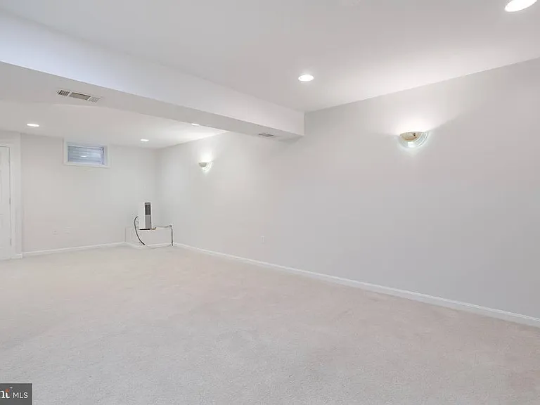 9369 Tovito Dr — Photo 32