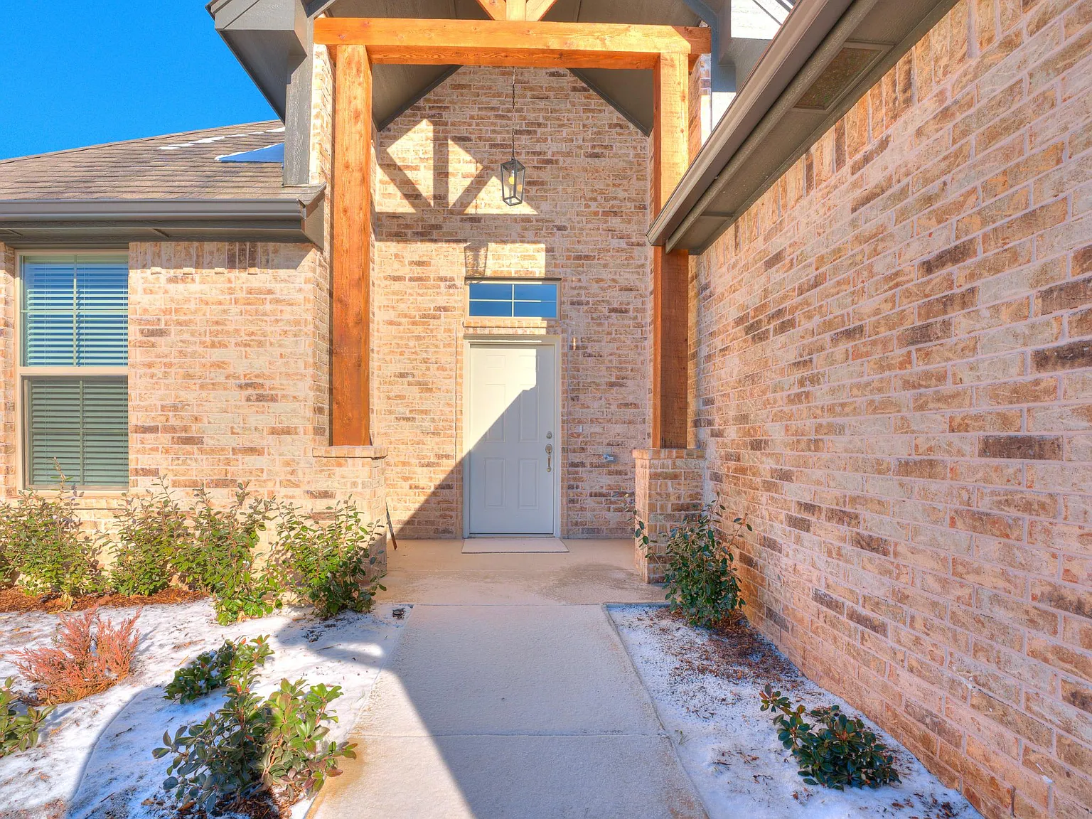 1325 Monterey Dr — Photo 2