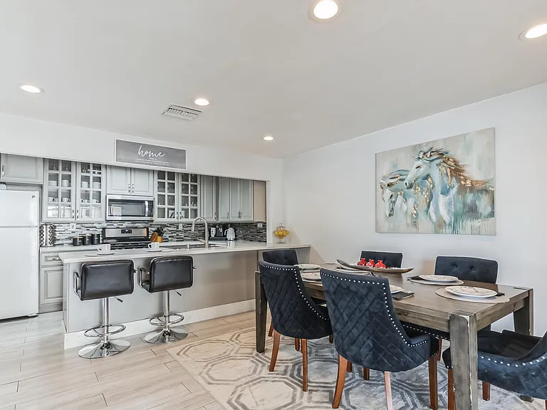 10304 Marcus Ave — Photo 2