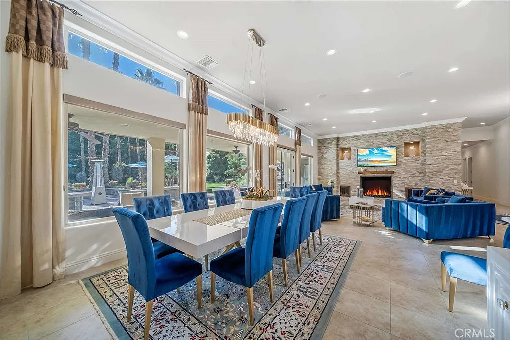 3 bed, 5.0 bath, 4542 sqft, $6,999 — Photo 4