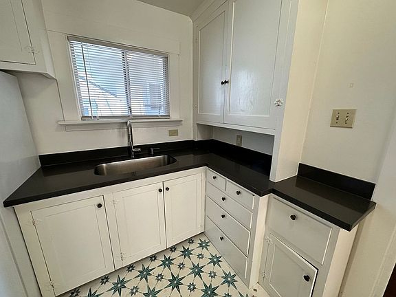 5th image of 440 Walnut St #3