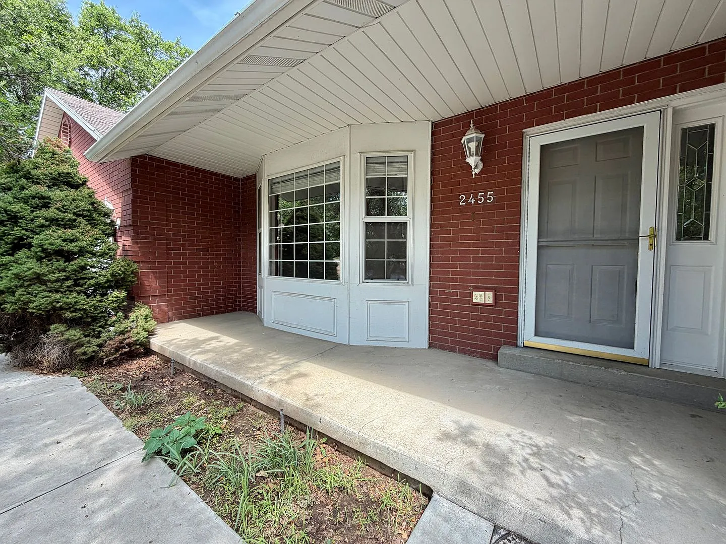 5 Bedroom Home + 2 Car Garage + Finished Basement + Large Private Yard — Photo 4