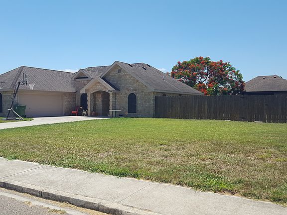 House sits on 2 lots