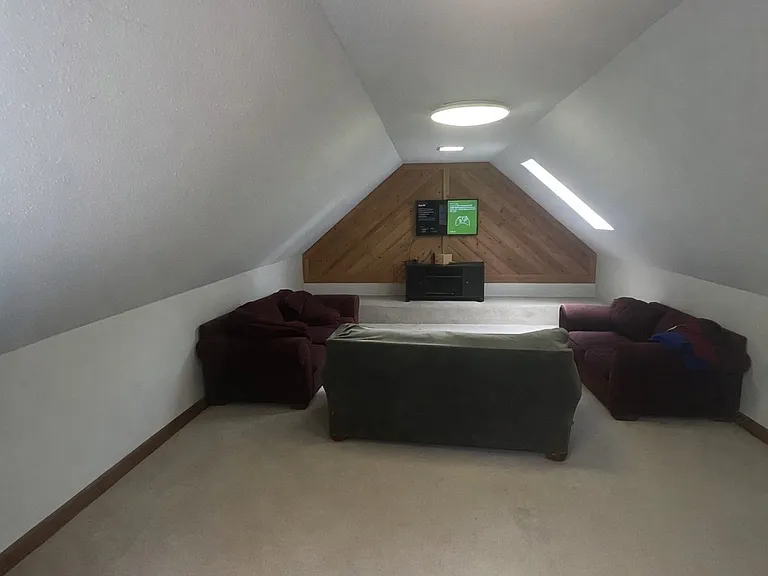 Upstairs Bonus Room (Approx. 23 x 14)