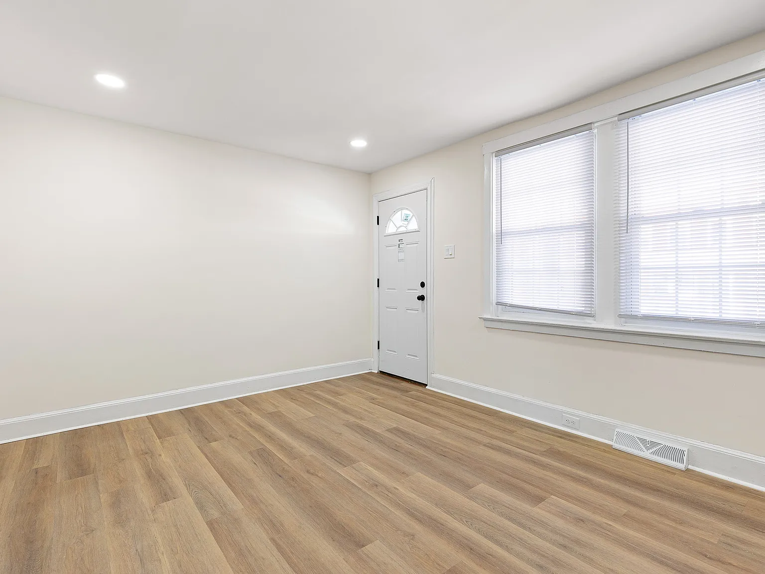 3 bed, 6440 sqft, $1,895 — Photo 3