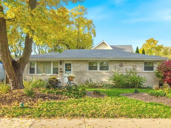 971 E Capri Dr, Palatine, IL 60074