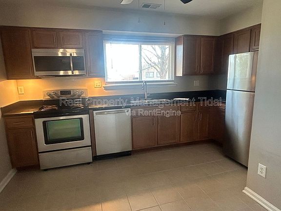 3rd image of 1083 Tall Oak Dr