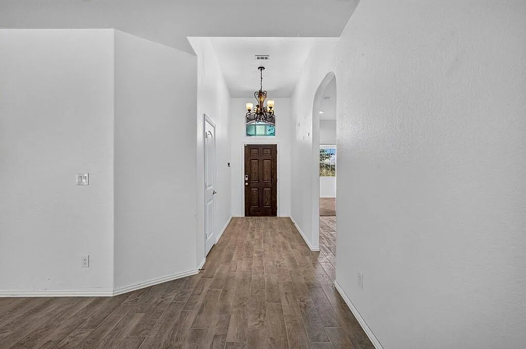 4 bed, 2.0 bath, 1800 sqft, $2,600 — Photo 2