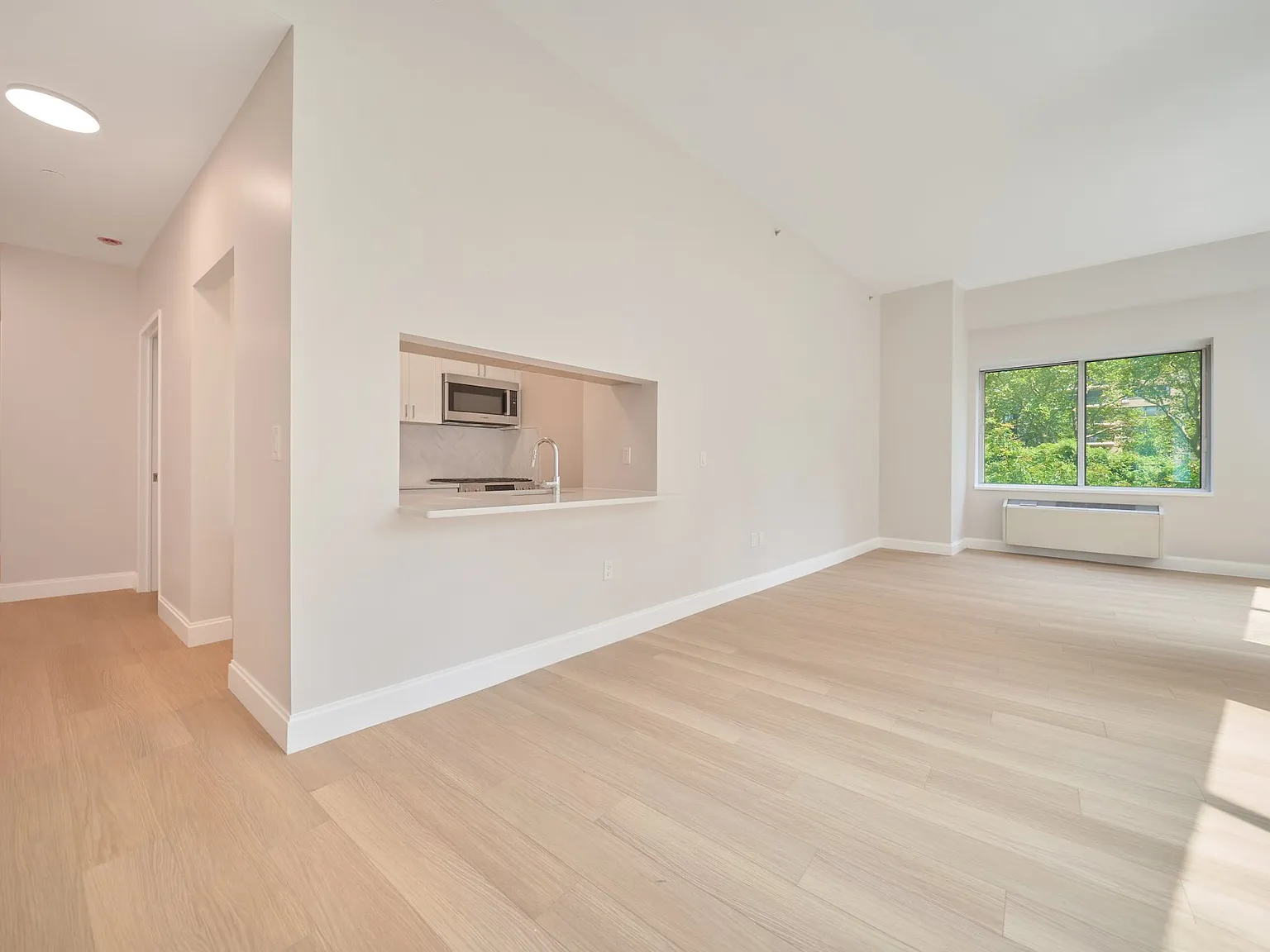 160 Riverside Boulevard — Photo 4