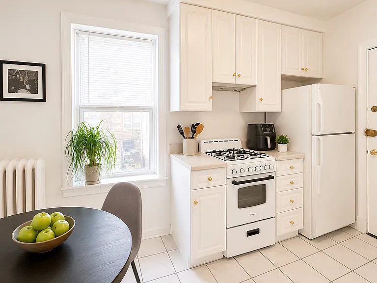 654 W Oakdale Ave #2N — Photo 5