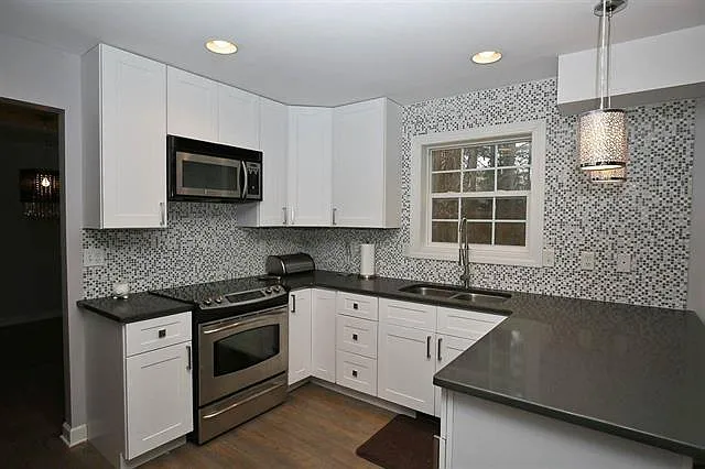 4 bed, 2.5 bath, 2120 sqft, $3,995 — Photo 4