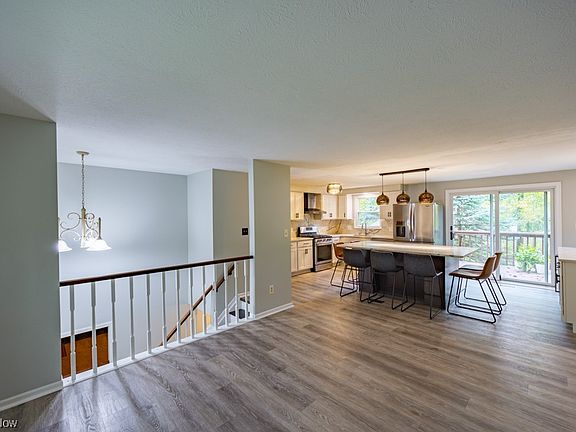4th image of 1285 Waldo Way
