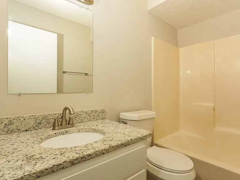 842725_024_main_bathroom_12959814.jpg