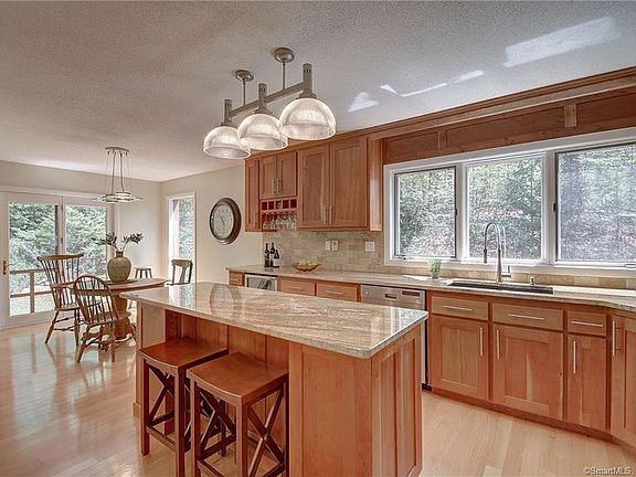 3rd image of 70 Grandview Dr