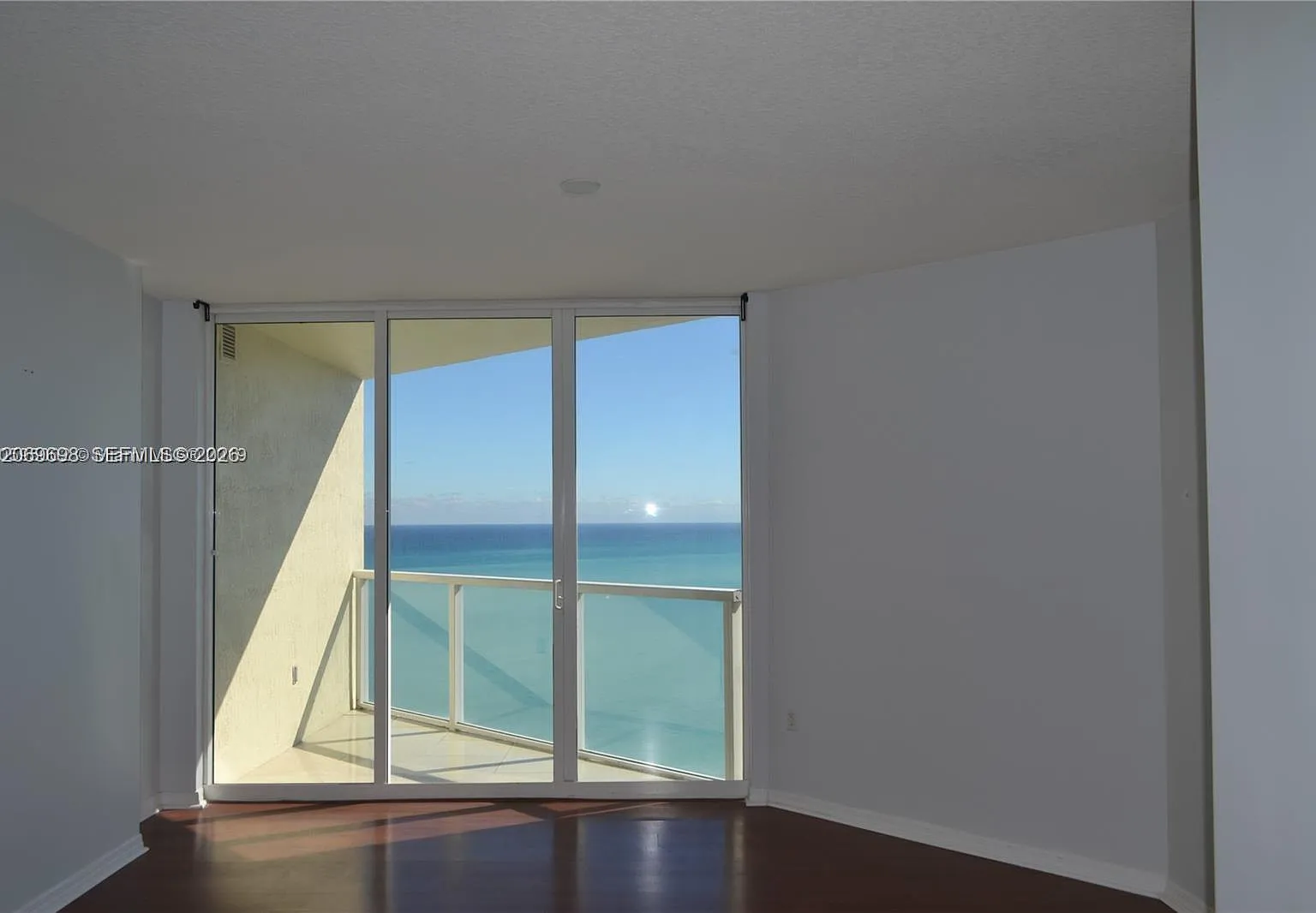 La Perla Condo — Photo 4