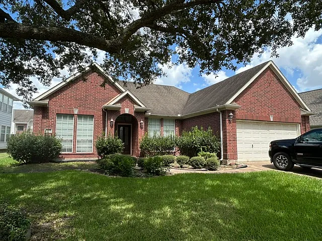 3 bed, 1916 sqft, $2,200 — Photo 1