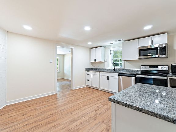 3rd image of 367 Dakota St