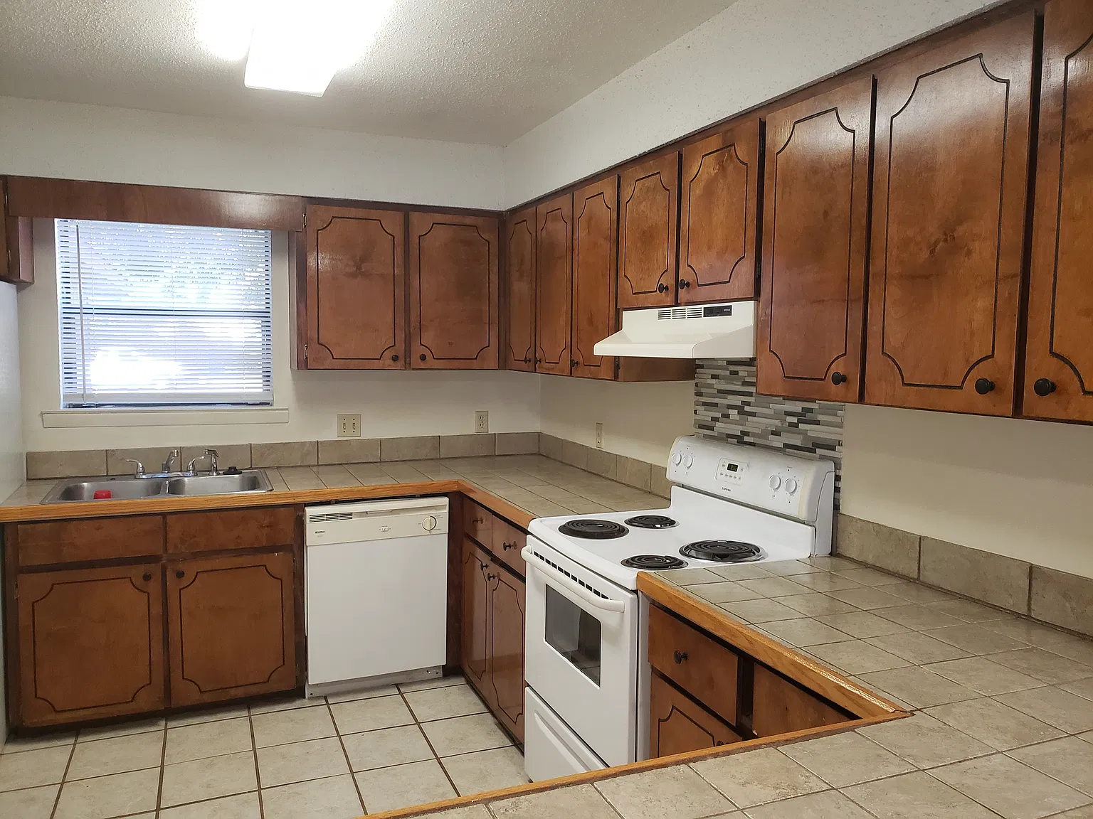 3 bed, 2.5 bath, 1610 sqft, $1,590 — Photo 3