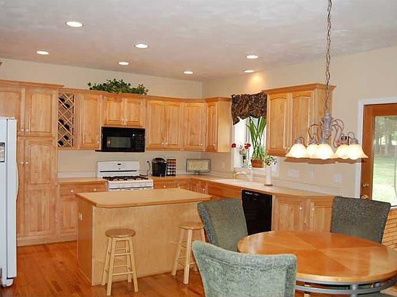 4th image of 1104 Chaucer Dr