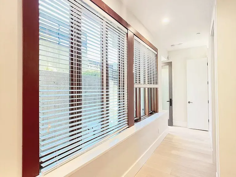 2320 Queens Ave — Photo 11