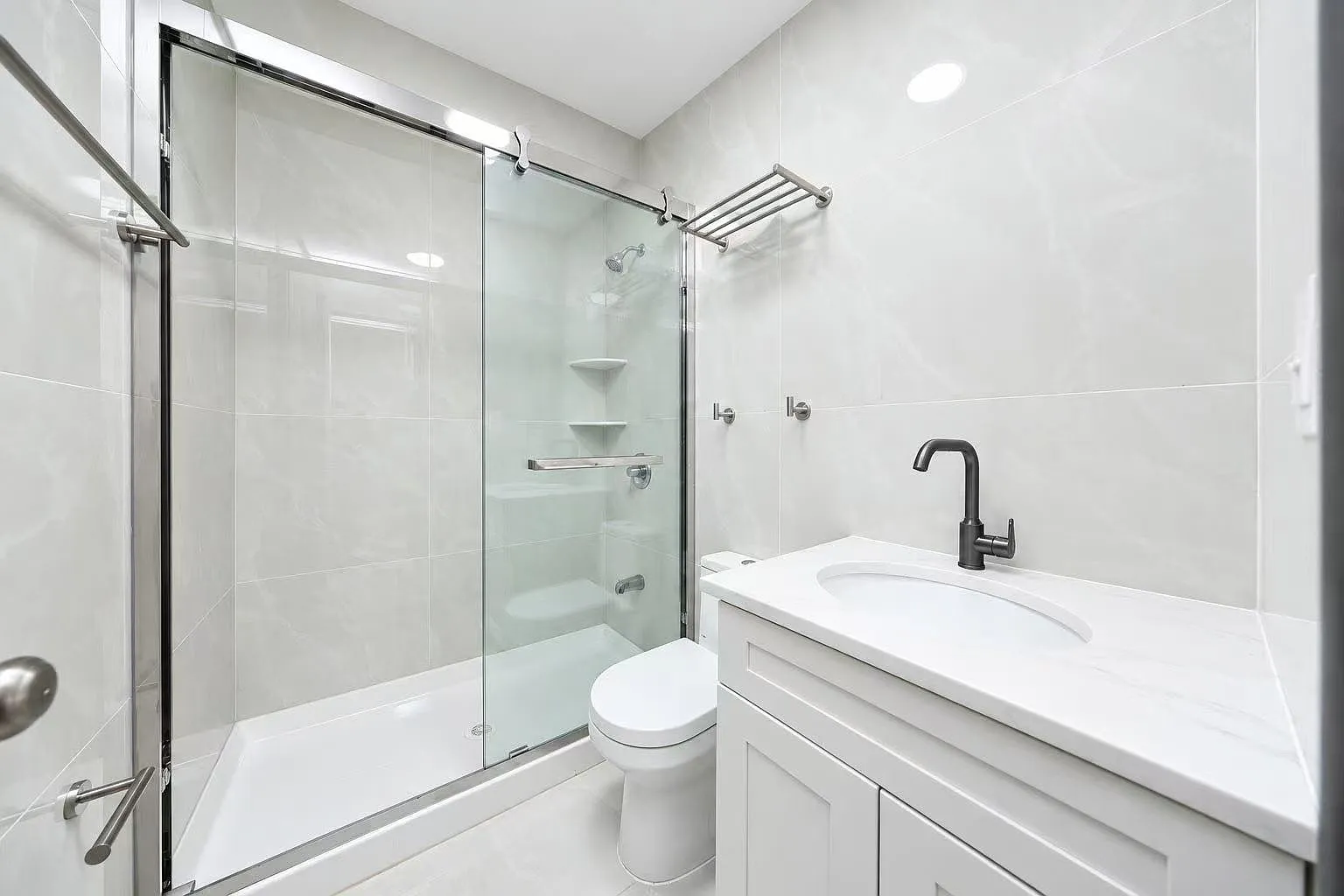 3 bed, 900 sqft, $3,300 — Photo 3