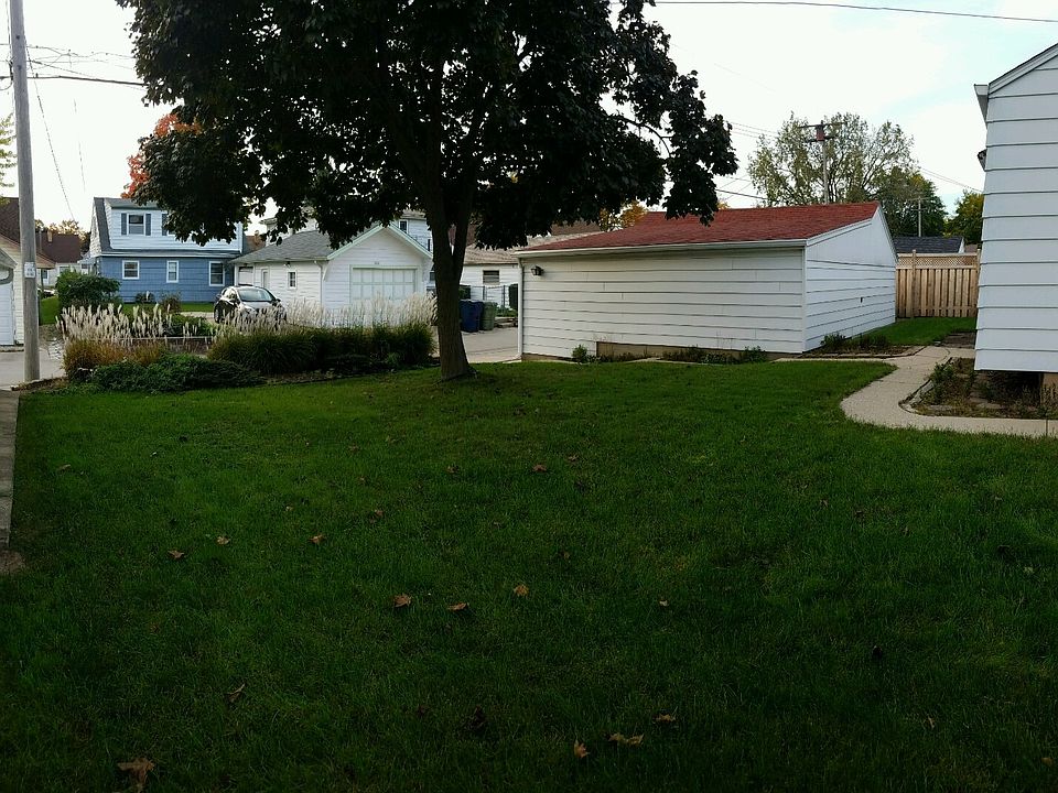 Great yard with lots of gardening