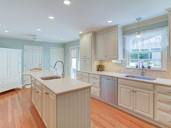 3rd image of 788 Brentway Ct