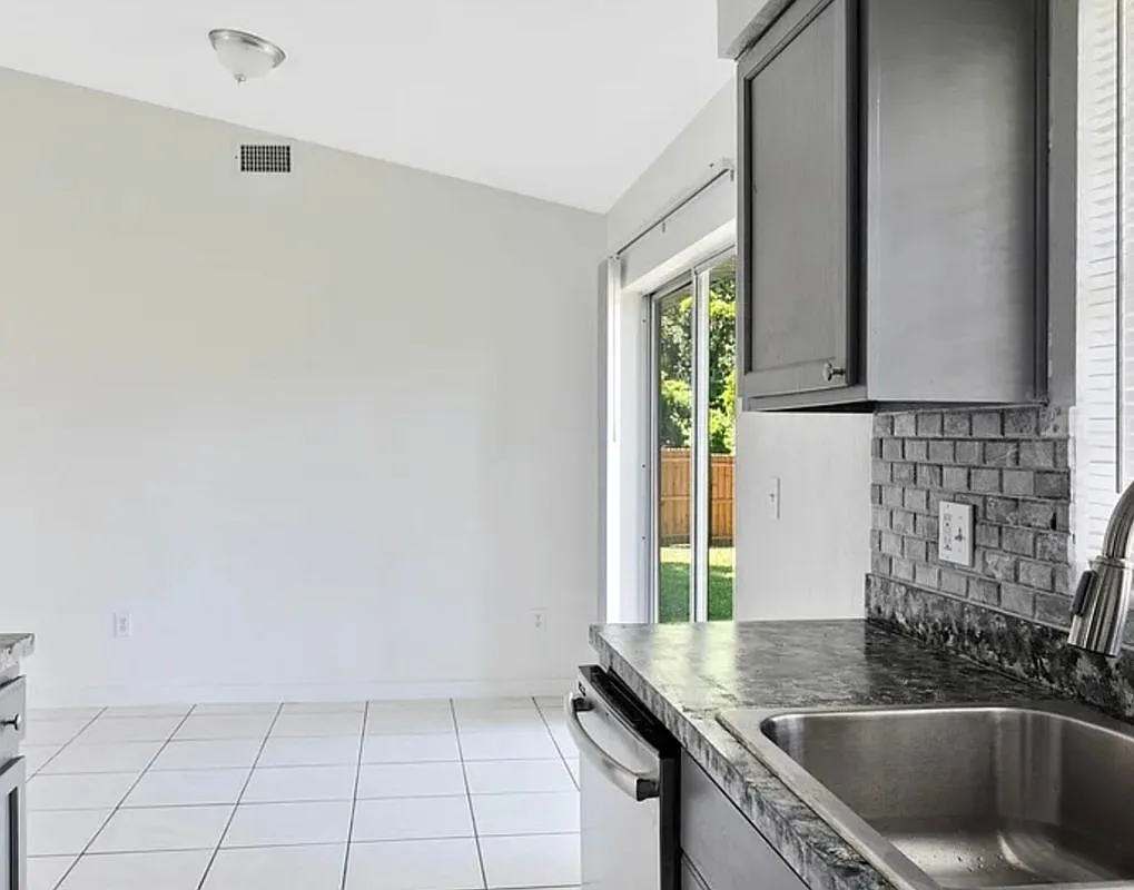 3 bed, 2.0 bath, 1433 sqft, $1,850 — Photo 4