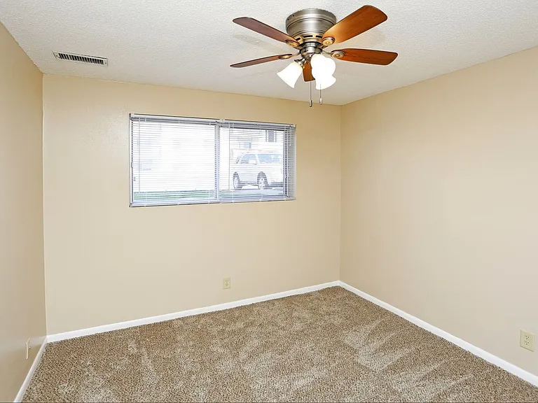 West Glen Apartments — Photo 4
