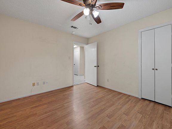 3rd image of 200 Oak Creek Cir