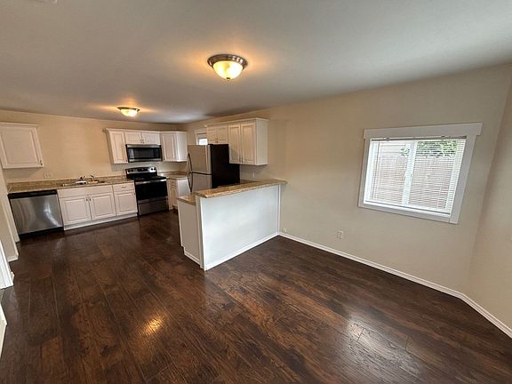 3rd image of 3363 Portland Rd NE APT 18