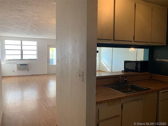 3rd image of 505 NE 30th St APT 502