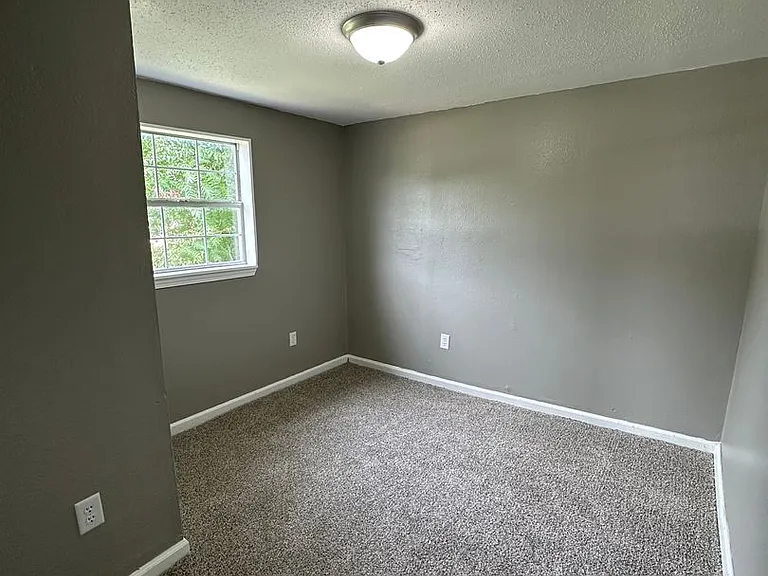 1818 N Weller Ave — Photo 4