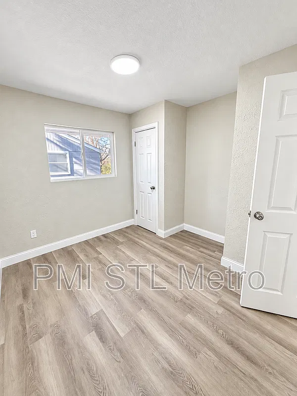 3 bed, 1.0 bath, 927 sqft, $1,400 — Photo 4