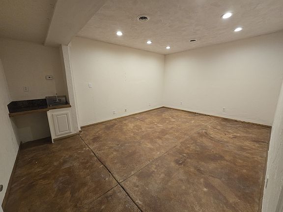 3rd image of 130 W King St