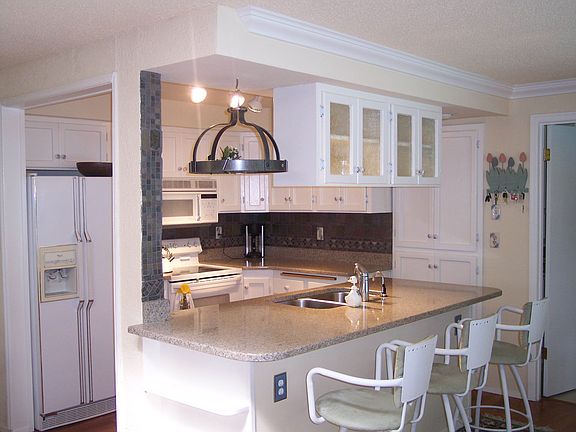 Kitchen w/ granite style counters