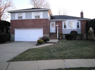 3800 Charles Ct, Seaford, NY 11783