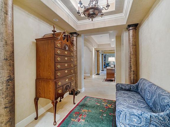 5th image of 537 Avellino Isles Cir #202