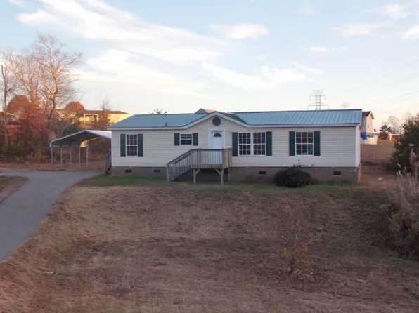 2040 Hunterwood Dr, Hickory, NC 28601
