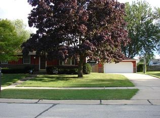 565 E Estates Pl, Oak Creek, WI 53154