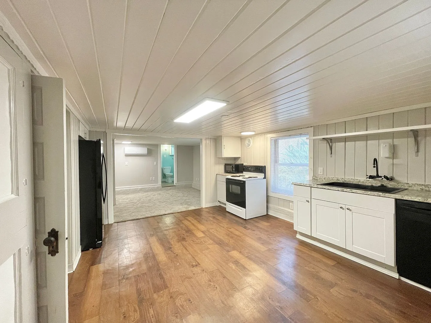 Midtown / Ice Blocks Spacious 2 Bed 1.5 Bath Duplex In Great Location! 1915 1/2 18th St — Photo 3