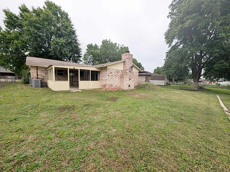 1915 S Jensen Ave — Photo 18