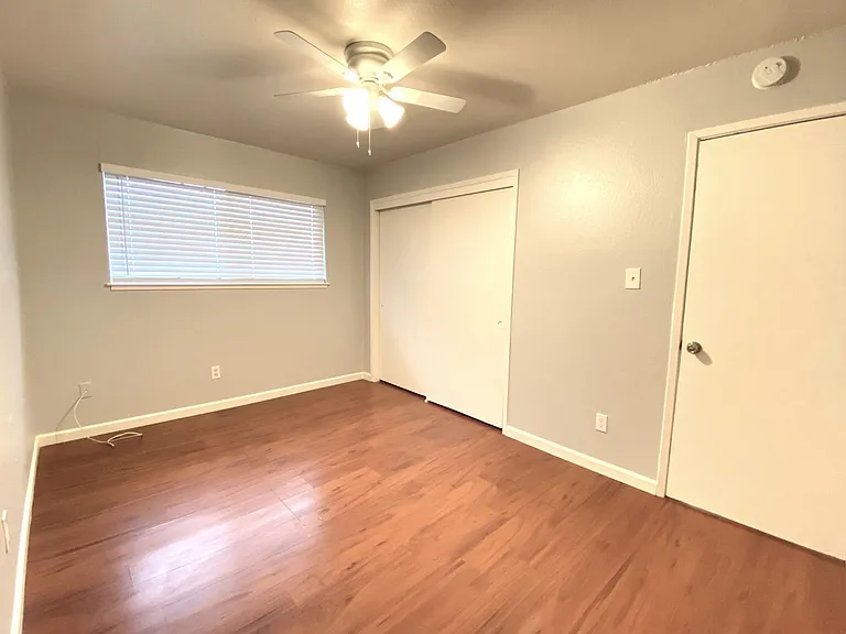 Lone Pine Apartments — Photo 32