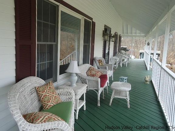 3rd image of 10 White Oaks Ln