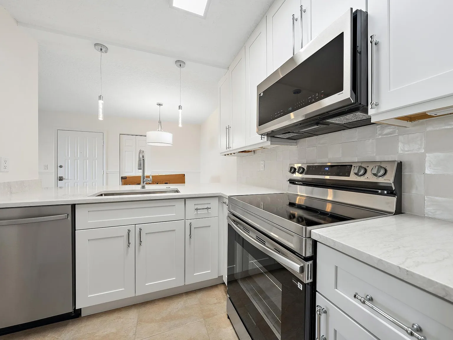 2 bed, 2.0 bath, 1000 sqft, $2,300 — Photo 2