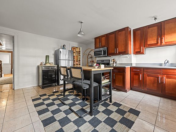 4th image of 533 Greene Ave #1